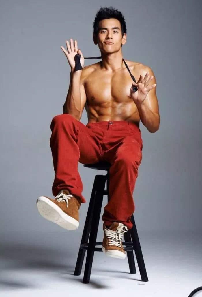 彭于晏最新阳光照片曝光，温暖时光下的魅力瞬间