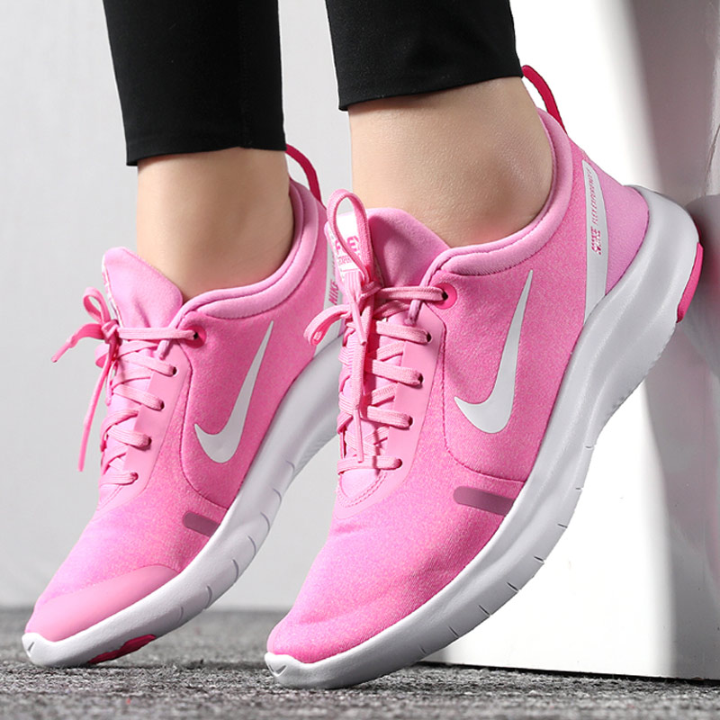 耐克最新款跑鞋女,自然美景中的浪漫之旅