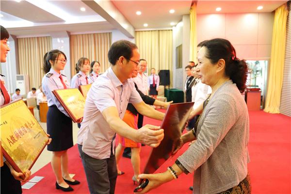 降税减费政策最新更新，小李的省钱之旅启程