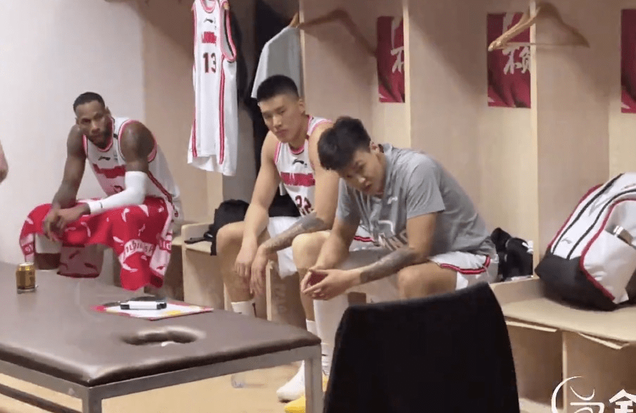 杜锋最新更衣室时尚运动风采展现✨