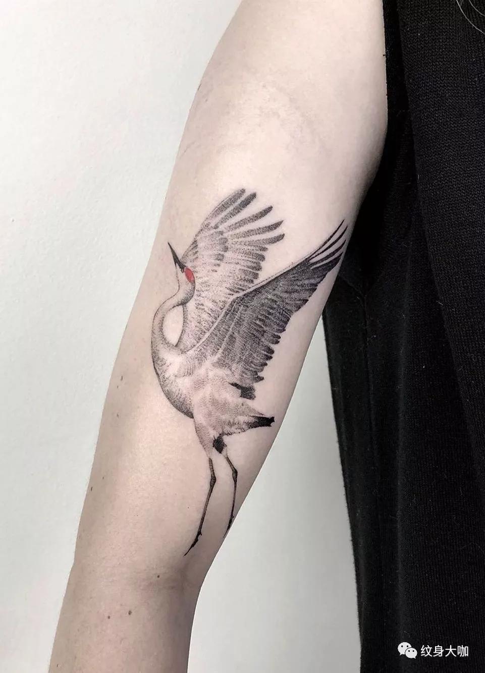 女生满背纹身图案最新，自然美景之旅的时尚探索