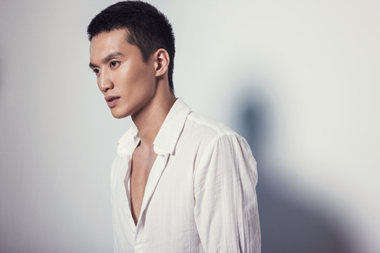 演员王冠，多面发展的艺术魅力闪耀舞台