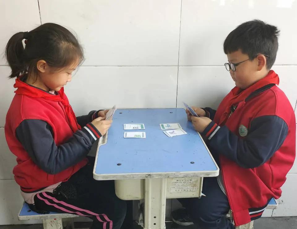 扑克比赛语言，自信与成长的博弈之旅在牌局中展现人生智慧