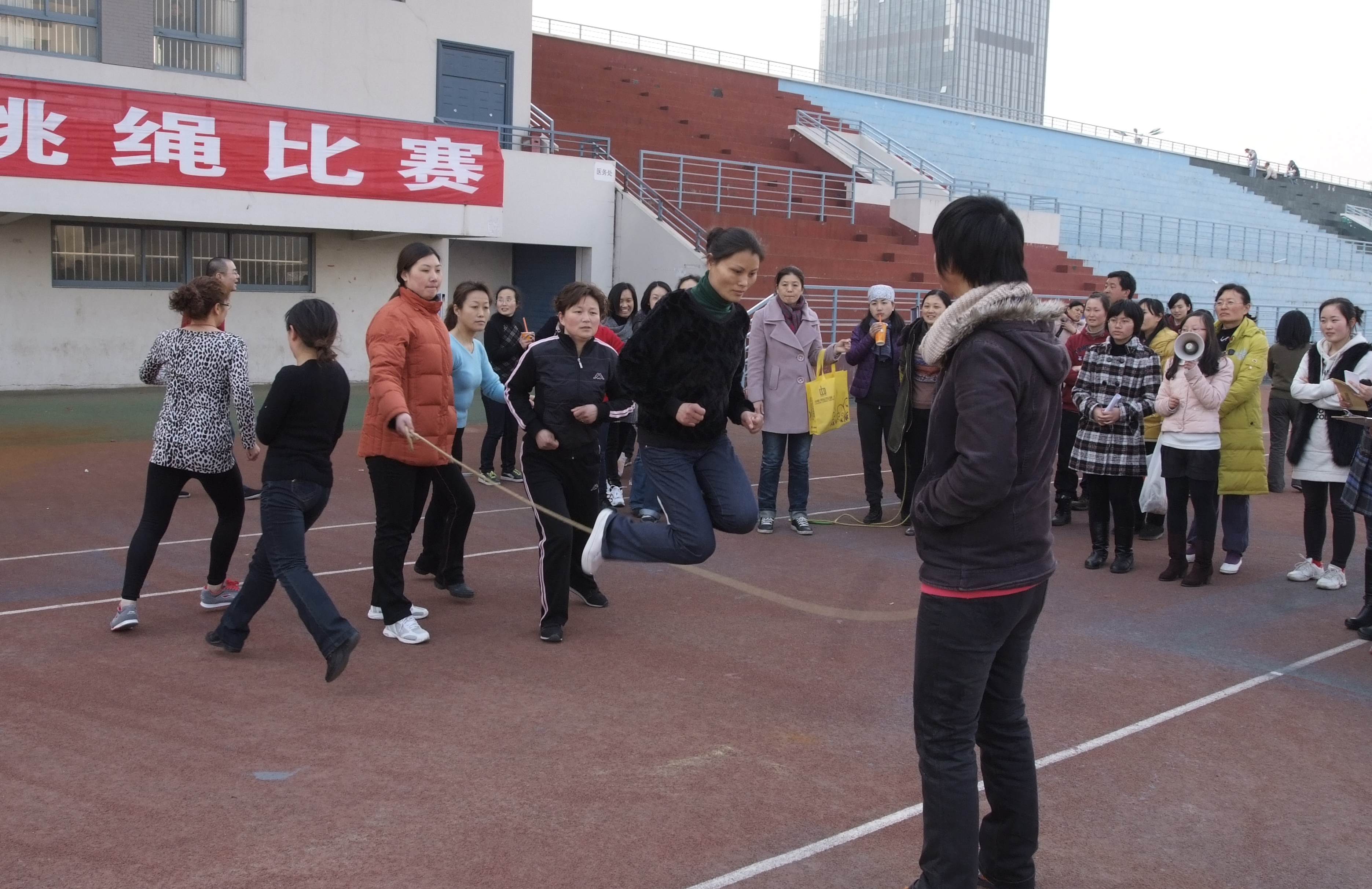 学校跳绳比赛特写，李红的视角与体验