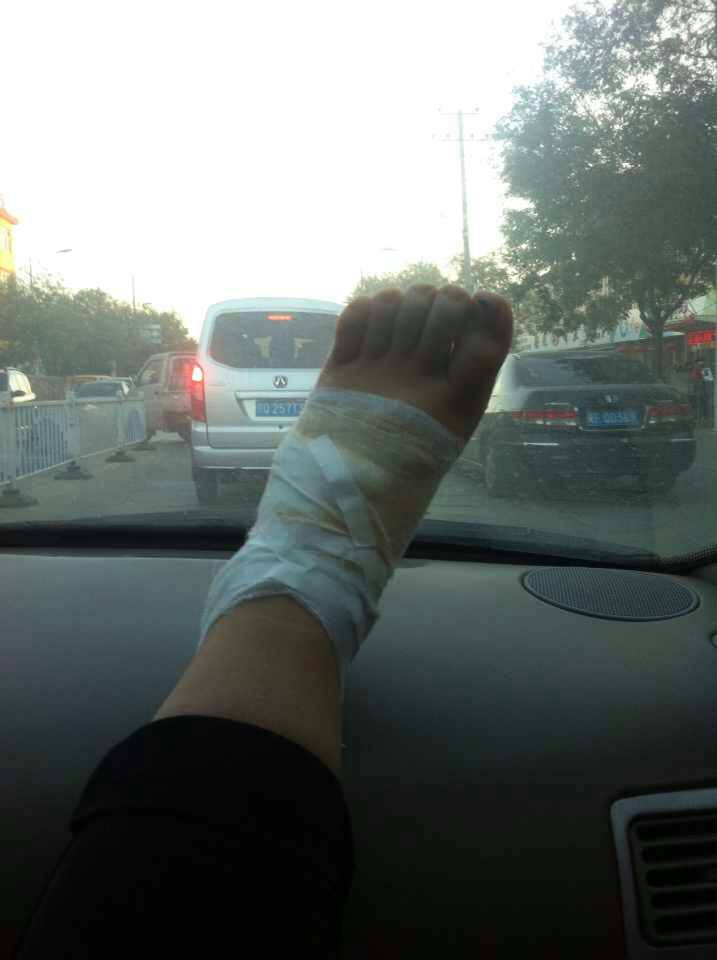 “最新关于脚伤的说说”