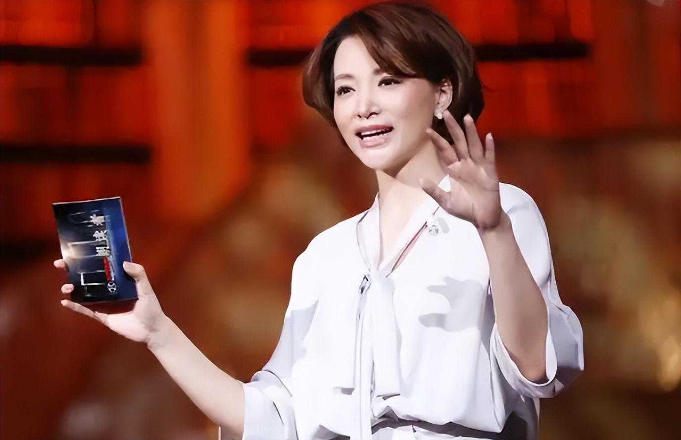 董卿朗读者最新图片，感受文学魅力与情感流淌的瞬间