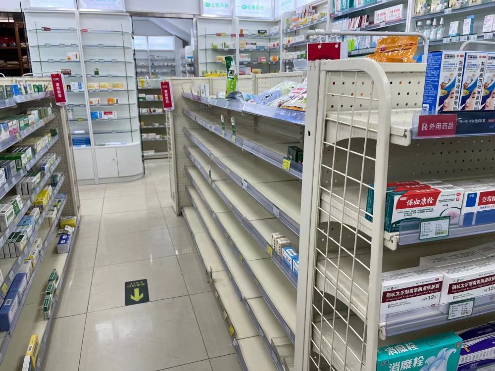 最新药店的奇遇与温情纽带，探寻药店里的故事与人情味