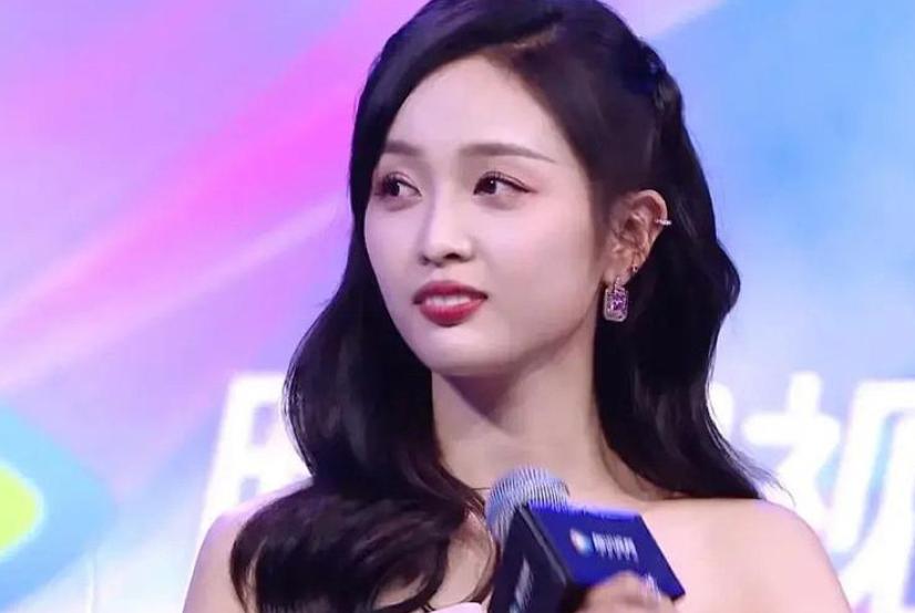 牙齿不完美的明星旅行中的心灵宁静之道