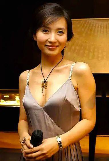 如何欣赏与了解胸部丰满的明星，聚焦明星的大胸风采