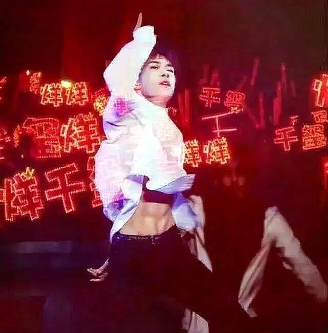 男明星的腰,时尚焦点下的健康关注