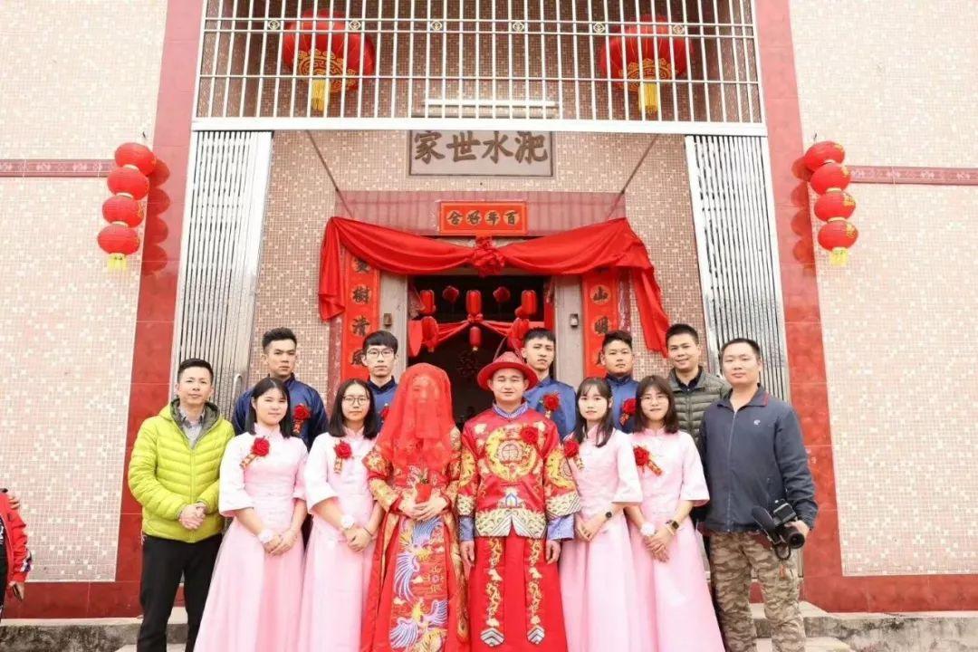 广场舞新风尚，抬花轿风采展示——舞动自信，感受学习变化的力量！